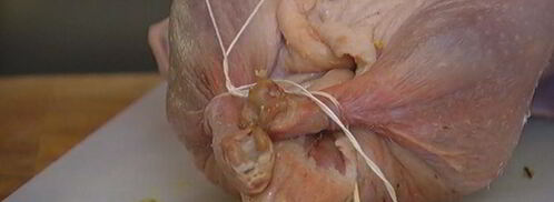 запеченная утка, фаршированная диким рисом и яблоками. Шаг 9