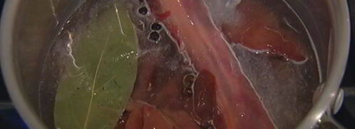 запеченная утка, фаршированная диким рисом и яблоками. Шаг 11