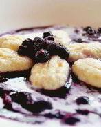 Ньокки из творога с черничным соусом и сливками