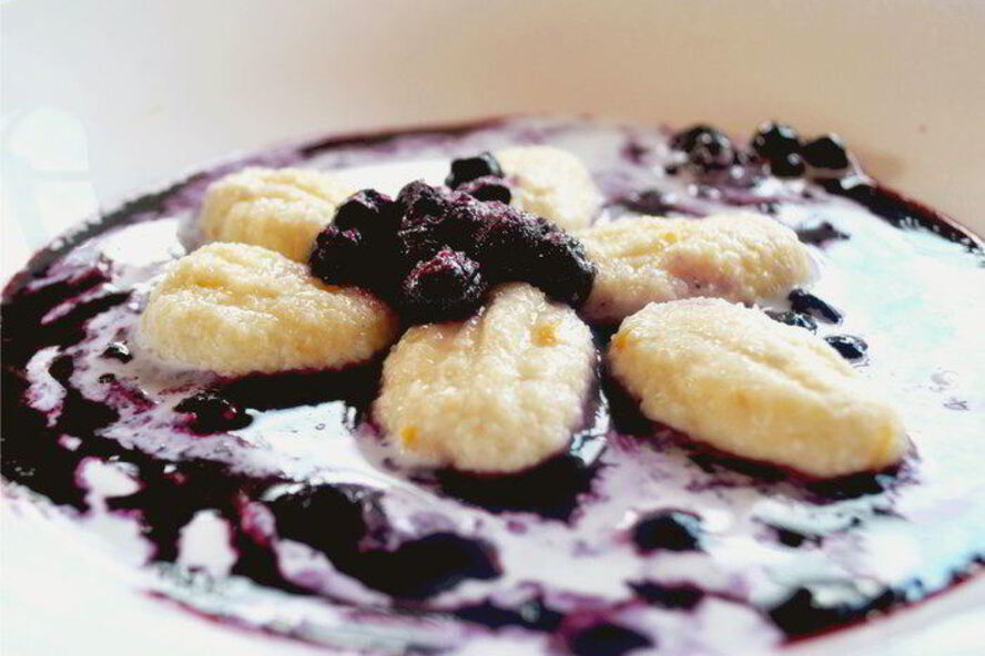 Рецепт ньокков из творога с черничным соусом и сливками