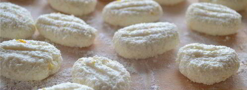 ньокки из творога с черничным соусом и сливками. Шаг 7