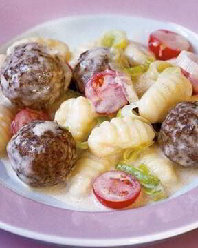 Ньокки с мясными шариками и помидорами