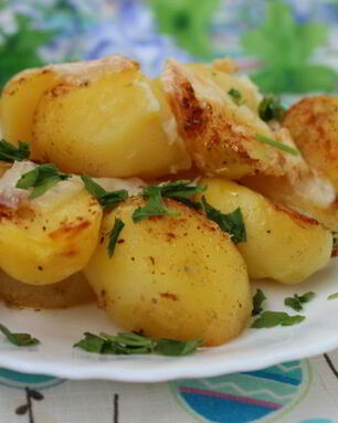 Ароматный картофель, запеченный с моцареллой