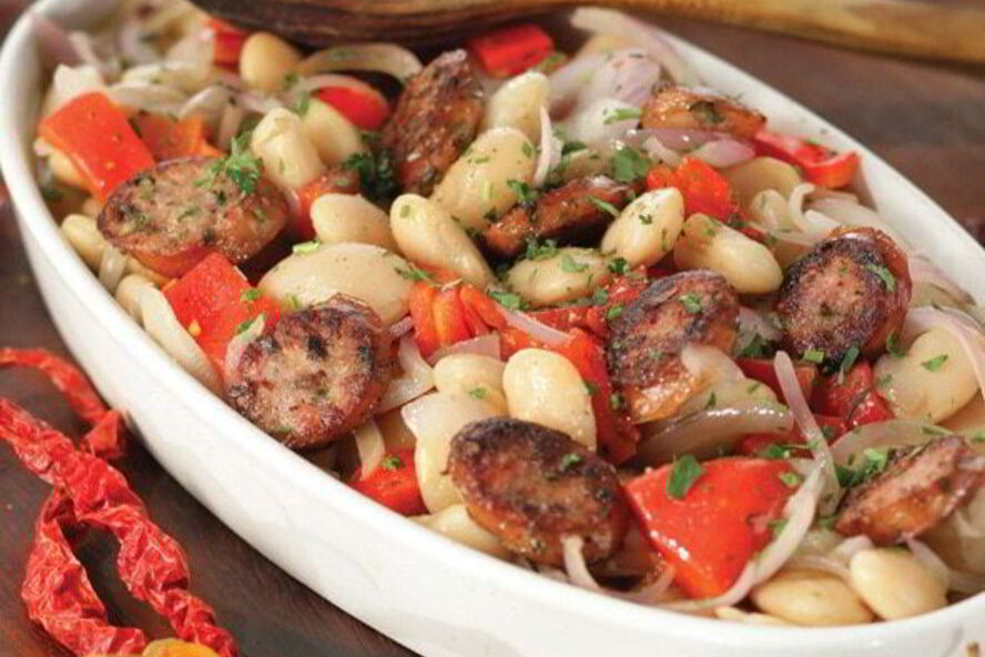 Рецепт белой фасоли, запеченной с красным перцем и острыми колбасками