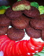 Фаляфель — жареные во фритюре шарики из измельченного нута