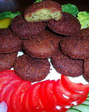 Фаляфель — жареные во фритюре шарики из измельченного нута