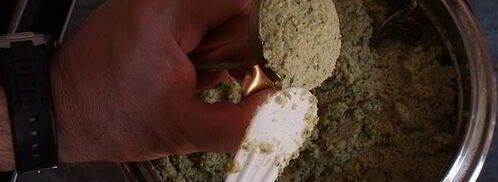 фаляфель — жареные во фритюре шарики из измельченного нута. Шаг 10