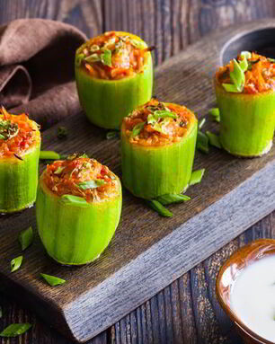 Кабачки, фаршированные овощами