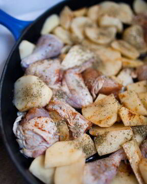 Картошка запеченная с курицей в духовке