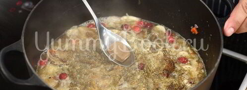 квашеная капуста, тушенная с клюквой. Шаг 3