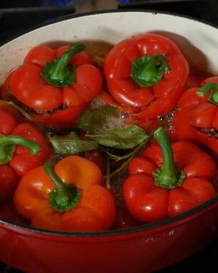 Перец, фаршированный мясом и красным рисом