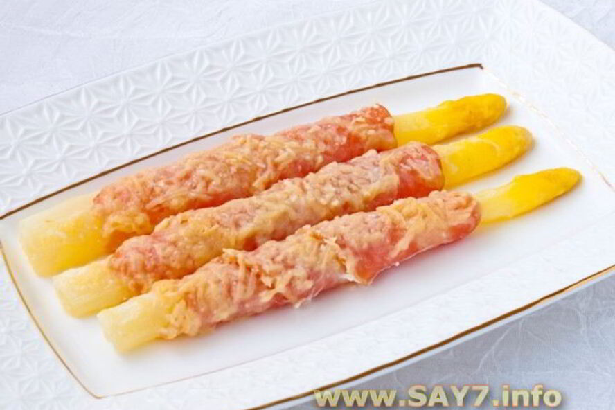 Рецепт спаржи, запеченной с беконом и сыром