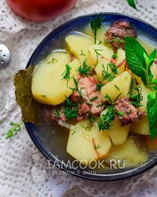 Тушеная картошка с тушенкой в кастрюле