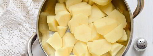 тушеная картошка с тушенкой в кастрюле. Шаг 3