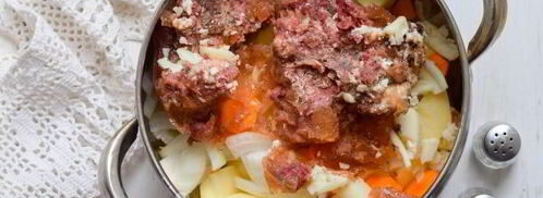 тушеная картошка с тушенкой в кастрюле. Шаг 5