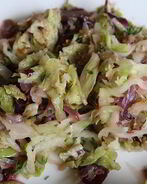 Тушеная савойская капуста с радиккио и клюквой