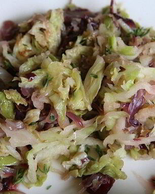 Тушеная савойская капуста с радиккио и клюквой