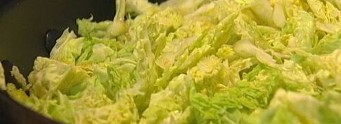 тушеная савойская капуста с радиккио и клюквой. Шаг 5