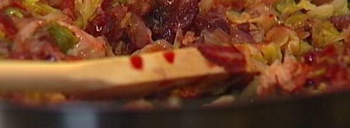 тушеная савойская капуста с радиккио и клюквой. Шаг 7