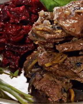 Говяжья печенка с красным луком