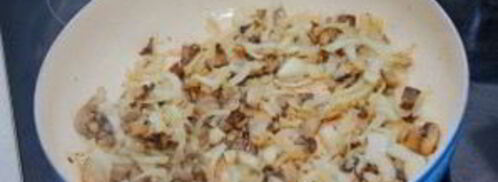 куриная печень с грибами в сметане. Шаг 5