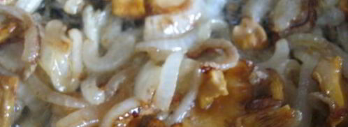 куриная печень с лисичками в сметанном соусе. Шаг 3