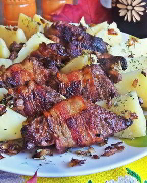 Печень в беконе с картофелем