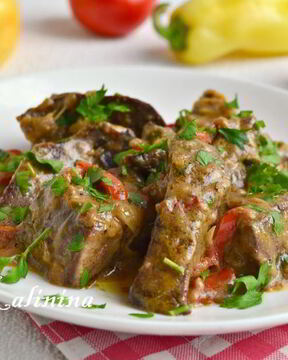 Свиная печень, тушеная в сметанном соусе