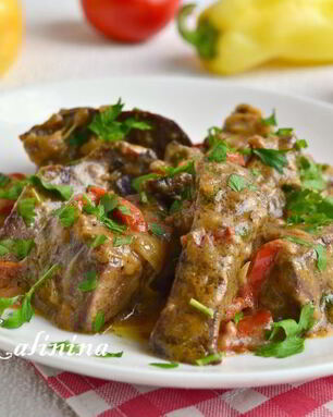 Свиная печень, тушеная в сметанном соусе