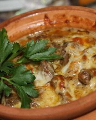 Тушеная печень с грибами в горшочке