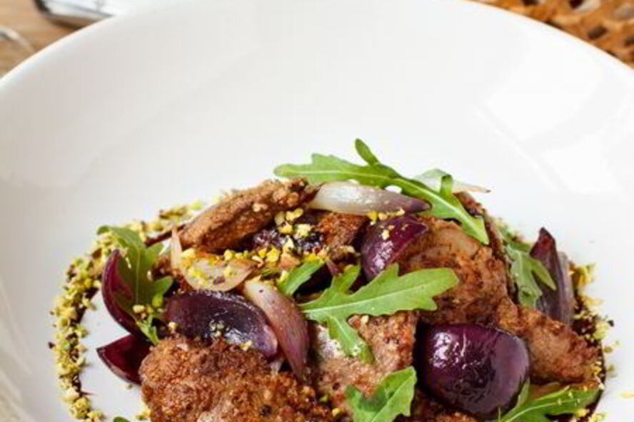 Рецепт жареной куриной печени с фисташками и рукколой