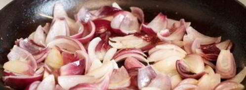 жареная куриная печень с фисташками и рукколой. Шаг 5