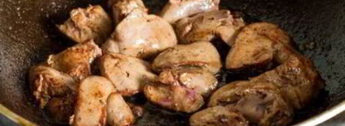 жареная куриная печень с фисташками и рукколой. Шаг 10