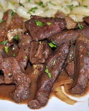 Жареная печень с винным соусом