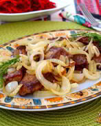 Жареная свиная печень с луком и чесноком