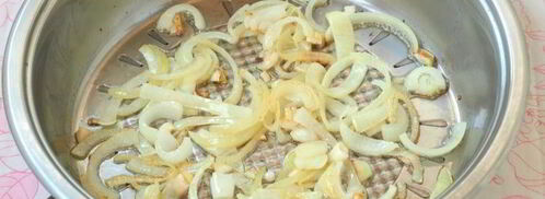 жареная свиная печень с луком и чесноком. Шаг 3