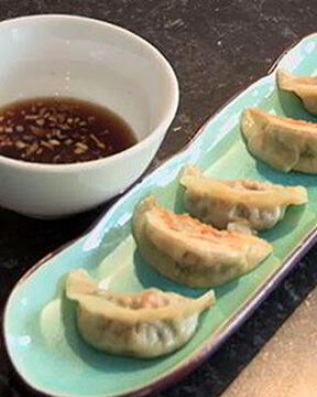 Китайские пельмени с креветками и овощами