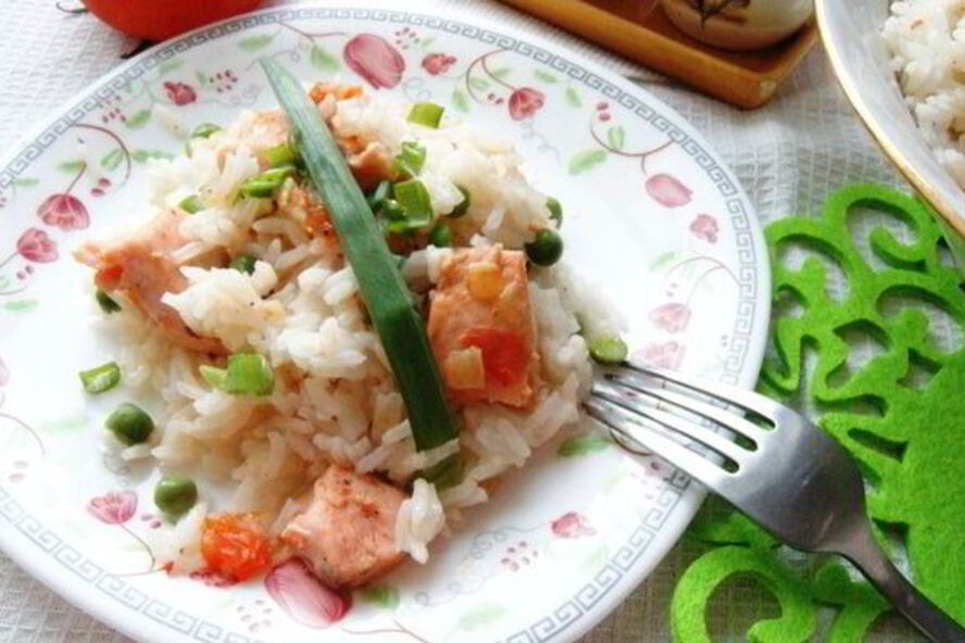 Рецепт быстрого плова с рыбой и зеленым горошком