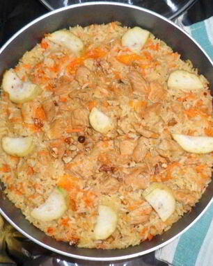 Плов из индейки с айвой, курагой и фейхоа