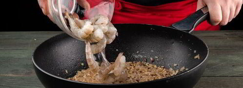 плов из красного и бурого риса с креветками. Шаг 7