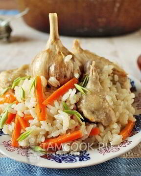 Плов с курицей в утятнице на плите