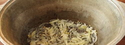 плов с курицей в утятнице на плите. Шаг 5