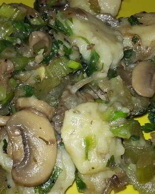 Постные картофельные клецки с луком, грибами и сельдереем