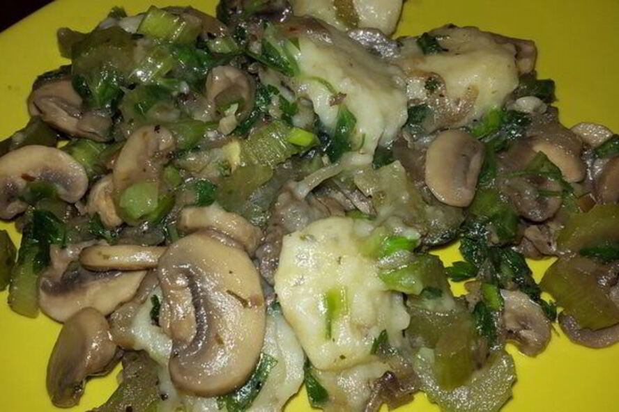 Рецепт постных картофельных клецек с луком, грибами и сельдереем