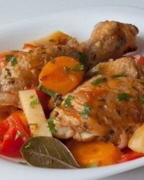 Фрикасе по-креольски из курицы в томатном соусе