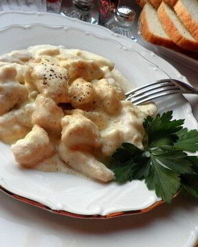 Куриное фрикасе в сливочном соусе