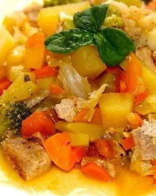 Овощное рагу со свининой в казане