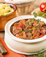 Рагу из говядины в томате с острыми колбасками