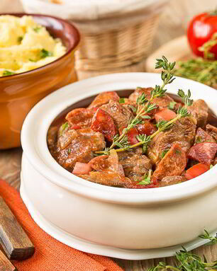 Рагу из говядины в томате с острыми колбасками