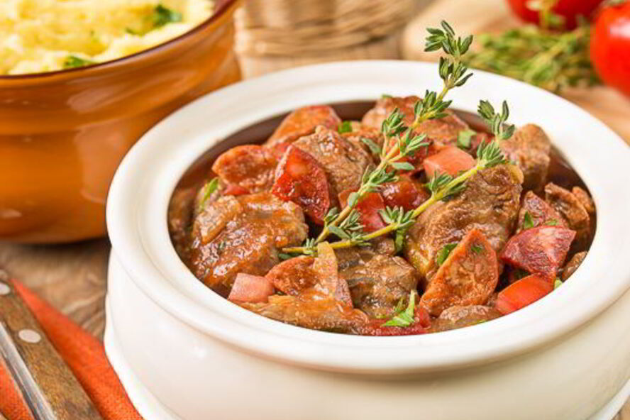 Рецепт рагу из говядины в томате с острыми колбасками